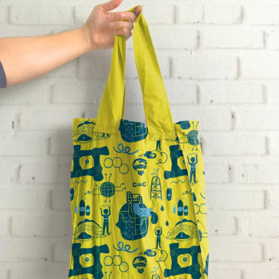 bolsa amarilla con estampado parcial