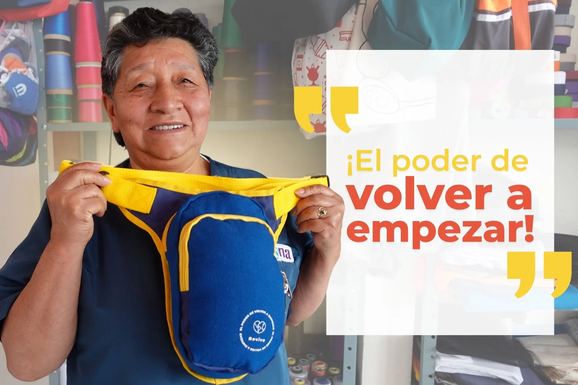 Mujer cabeza de familia mostrando la piernera de revive fabricada por ella